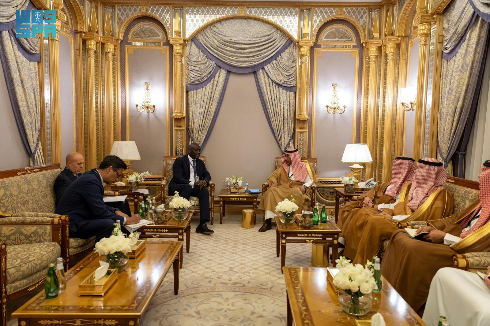 “وزير-الصناعة”-يعقد-سلسلة-اجتماعات-وزارية