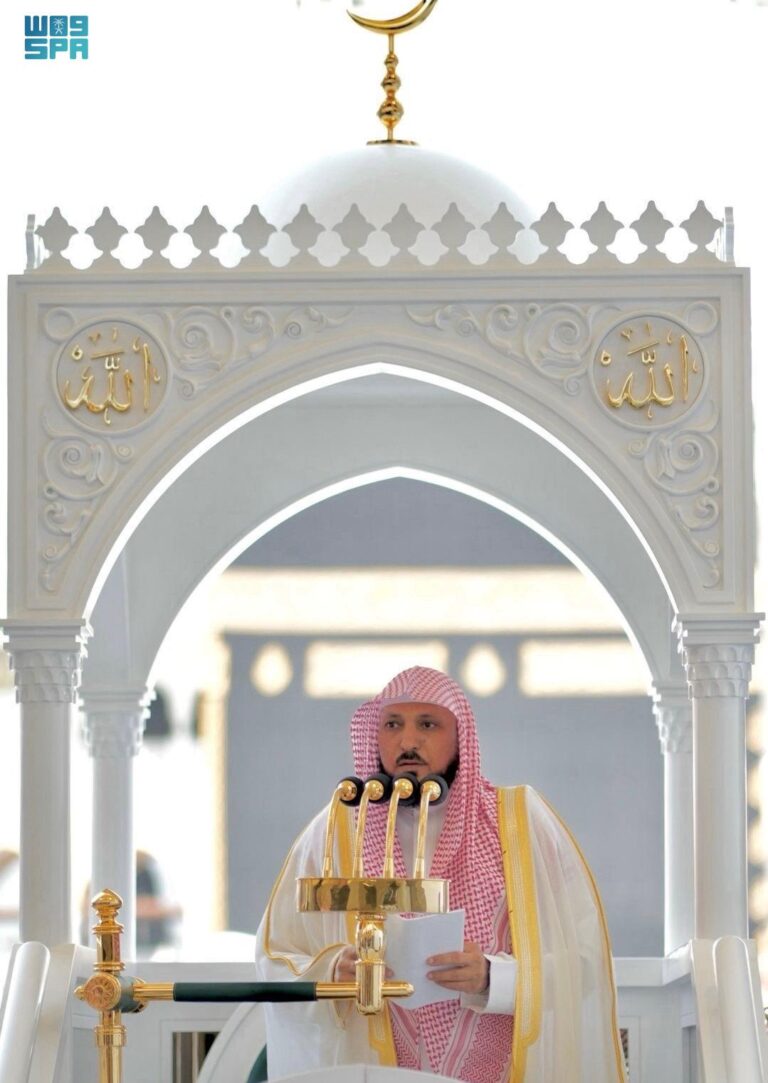 خطبتا-الجمعة-بالحرمين:-المُوفّق-من-عاش-حياته-على-طاعة-ربه-وتزوّد-للقاء-خالقه.-وإن-اللسان-قد-يُهلك-العبد-أو-ينجيه