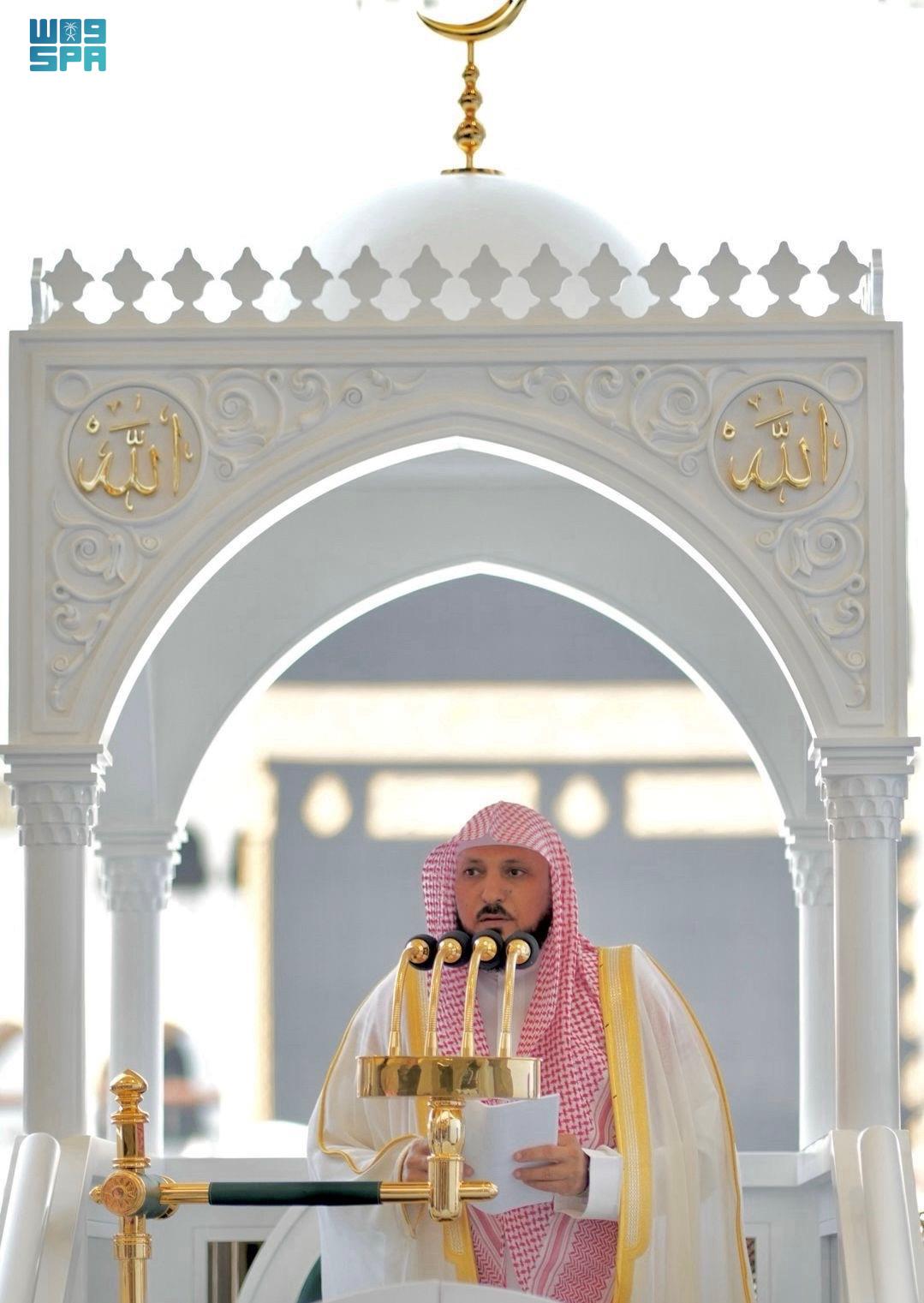 خطبتا-الجمعة-بالحرمين:-المُوفّق-من-عاش-حياته-على-طاعة-ربه-وتزوّد-للقاء-خالقه.-وإن-اللسان-قد-يُهلك-العبد-أو-ينجيه