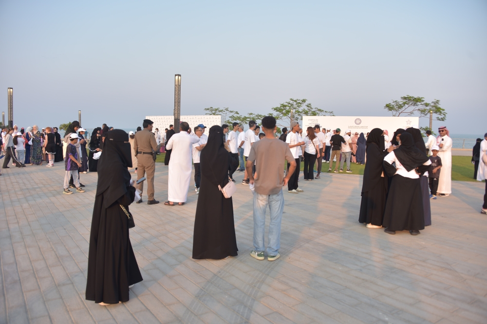 صور.-“الماراثون-الوردي”-يجذب-العائلات-لكورنيش-الخبر-بفحوصات-مجانية