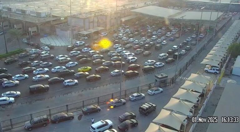 عاجل:-44-دقيقة-للعبور.-كثافة-مرورية-عالية-على-جسر-الملك-فهد-باتجاه-السعودية