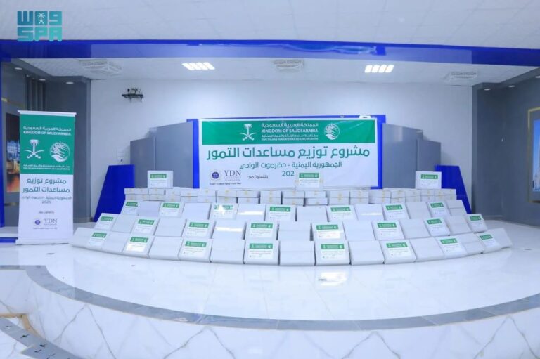 مركز-الملك-سلمان-للإغاثة-يوزّع-مساعدات-التمور-في-حضرموت