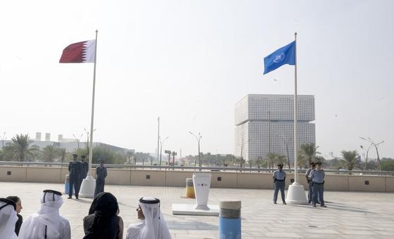 علما-الأمم-المتحدة-وقطر-يرفرفان-في-سماء-الدوحة-استعدادا-لقمة-التنمية-الاجتماعية