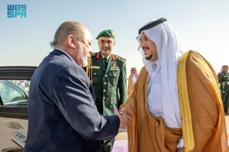 ملك-ماليزيا-يغادر-الرياض-وفي-مقدمة-مودعيه-نائب-أمير-المنطقة