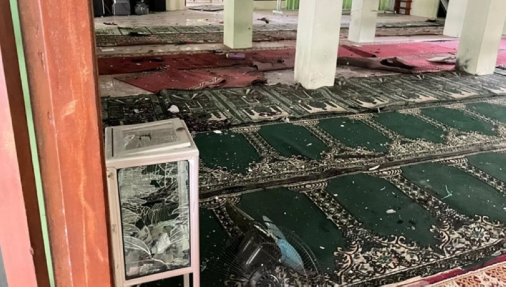 إصابة-100-شخص-في-انفجارات-داخل-مسجد-مدرسة-في-إندونيسيا