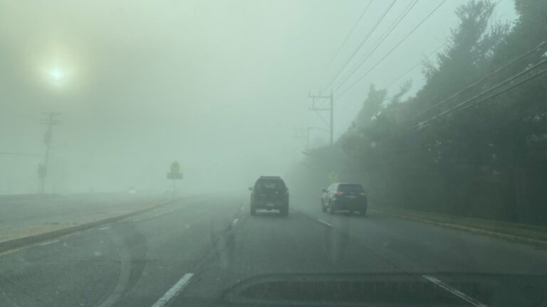 إنذار-برتقالي.-ضباب-وشبه-انعدام-في-الرؤية-على-أجزاء-من-الشرقية