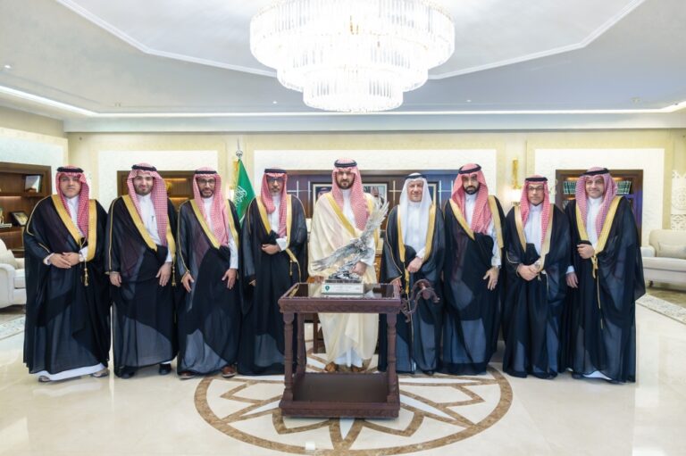 نائب-أمير-المنطقة-الشرقية-يستقبل-مجلس-إدارة-نادي-الخليج-ويطلع-على-إنجازات-النادي