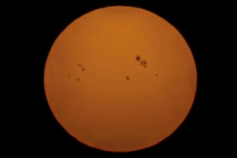 يمكن-رؤيتها-بوضوح.-رصد-البقعة-الشمسية-العملاقة-من-سماء-عرعر