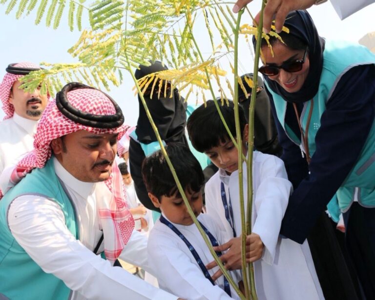 يدٌ-تغرس-وأرض-تزدهر.-تعليم-الشرقية-يدشن-فعاليات-موسم-التشجير-الوطني