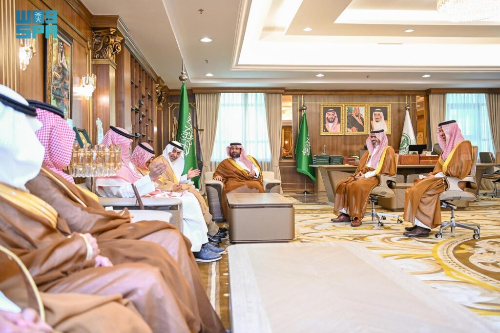 بحضور-سمو-نائبه.-أمير-جازان-يستقبل-وزير-الصحة