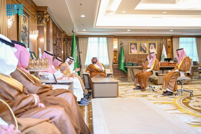 بحضور-سمو-نائبه.-أمير-جازان-يستقبل-وزير-الصحة