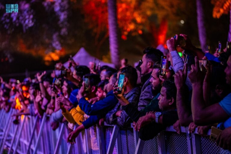 مشهد-احتفالي.-الفن-البنجلاديشي-يجذب-الآلاف-في-“انسجام-عالمي”