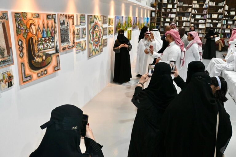 صور.-أكثر-من-60-عملًا-فنيًا-للفنانات-التشكيليات-بمعرض-ثمايل-بالدمام