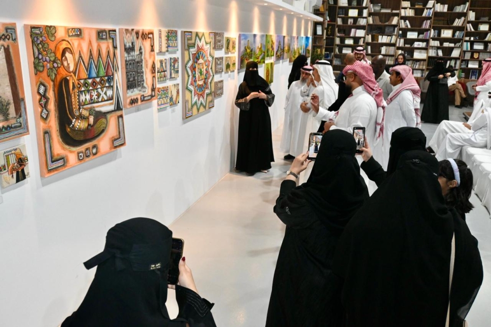 صور.-أكثر-من-60-عملًا-فنيًا-للفنانات-التشكيليات-بمعرض-ثمايل-بالدمام