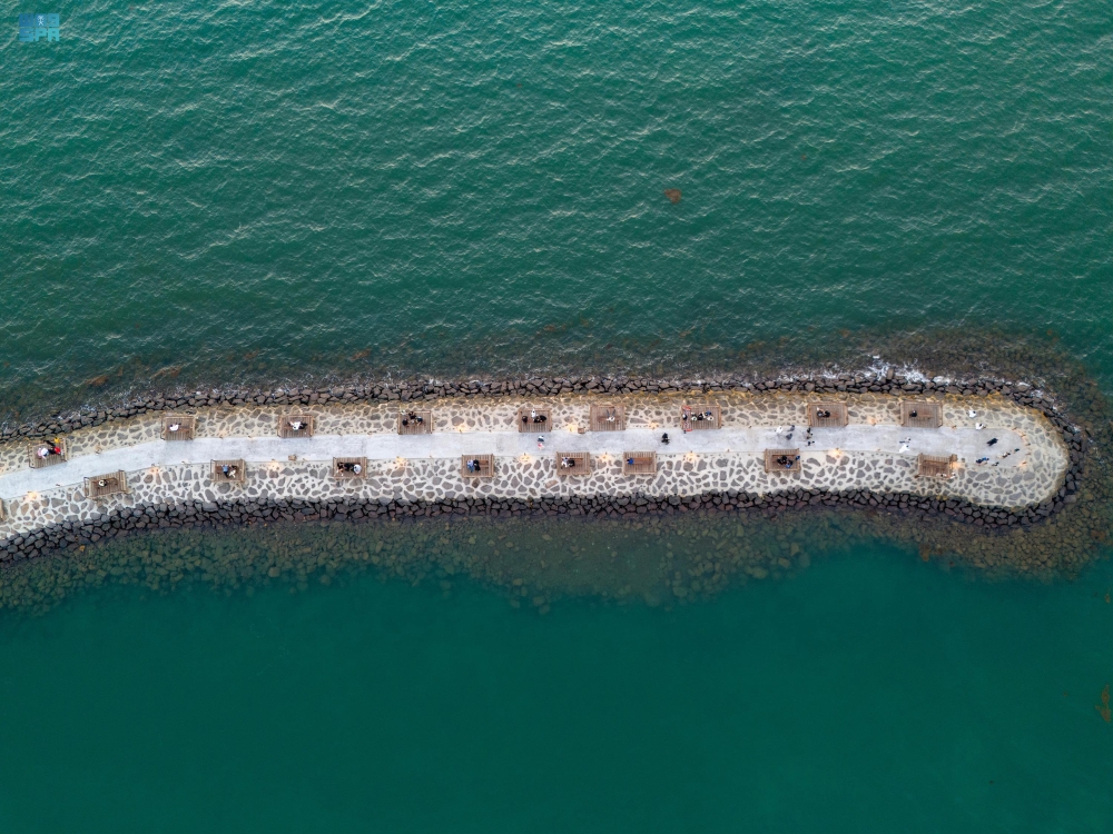 صور-|-بأجواء-معتدلة-وشواطئ-خلابة.-جازان-تجذب-الزوار-والأهالي