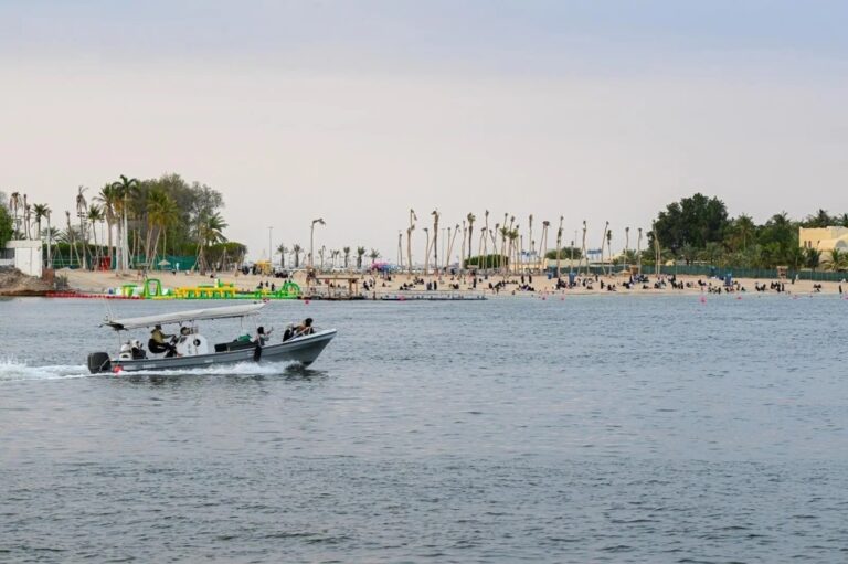 خلال-الشتاء.-شواطئ-جدة-تجذب-الزوار-بالهواء-العليل-والطبيعة-الماطرة