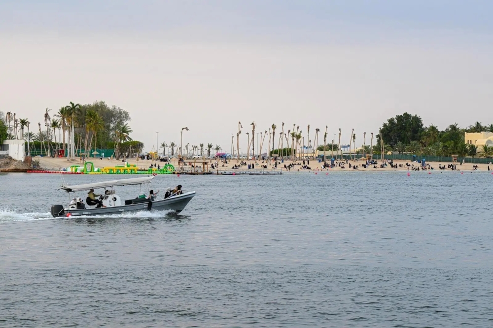 خلال-الشتاء.-شواطئ-جدة-تجذب-الزوار-بالهواء-العليل-والطبيعة-الماطرة