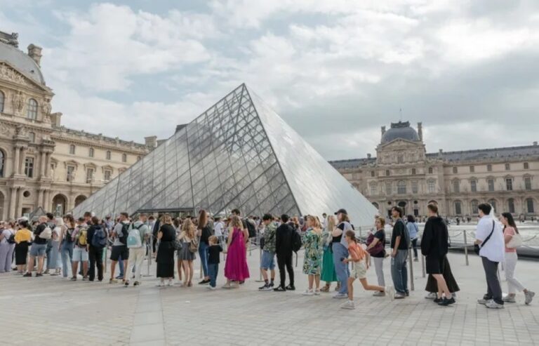اللوفر-يغلق-قاعة-للزوار-ويجلي-موظفيها-بسبب-هبوط-أرضي-مفاجئ