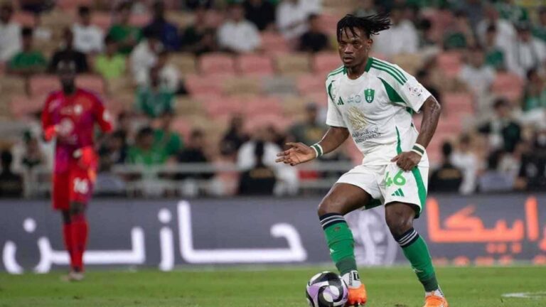 الأهلي-يفقد-مدافعه