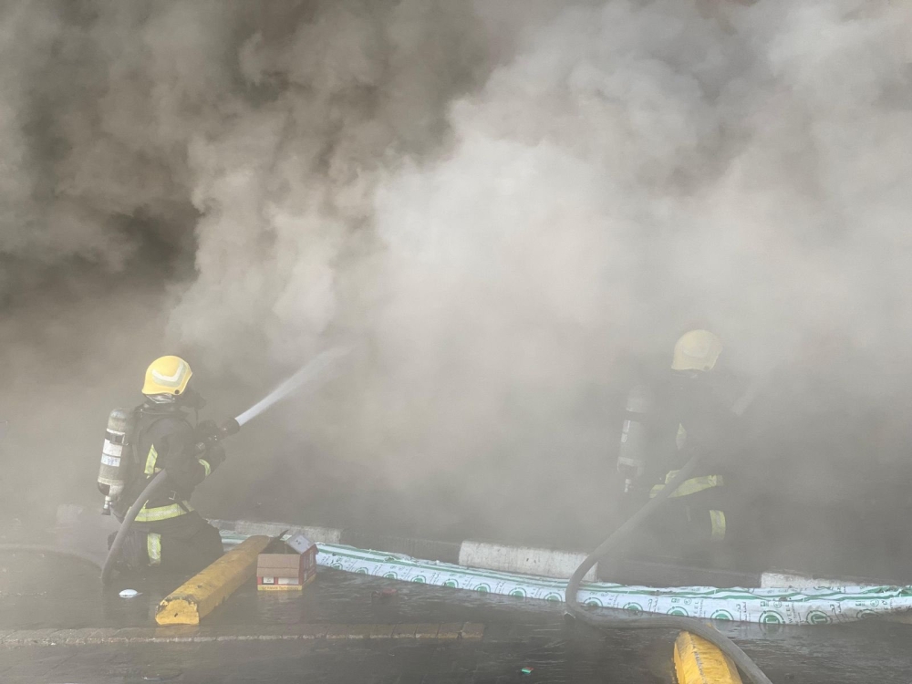 عاجل:-بلا-إصابات.-الدفاع-المدني-يسيطر-على-حريق-في-سوق-الدمام