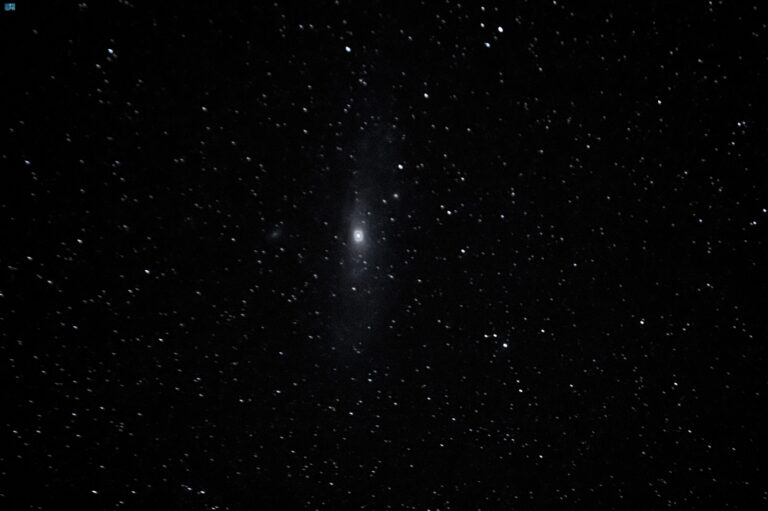 الوحيدة-الممكن-رؤيتها-بالعين.-رصد-مجرة-أندروميدا-بسماء-السعودية