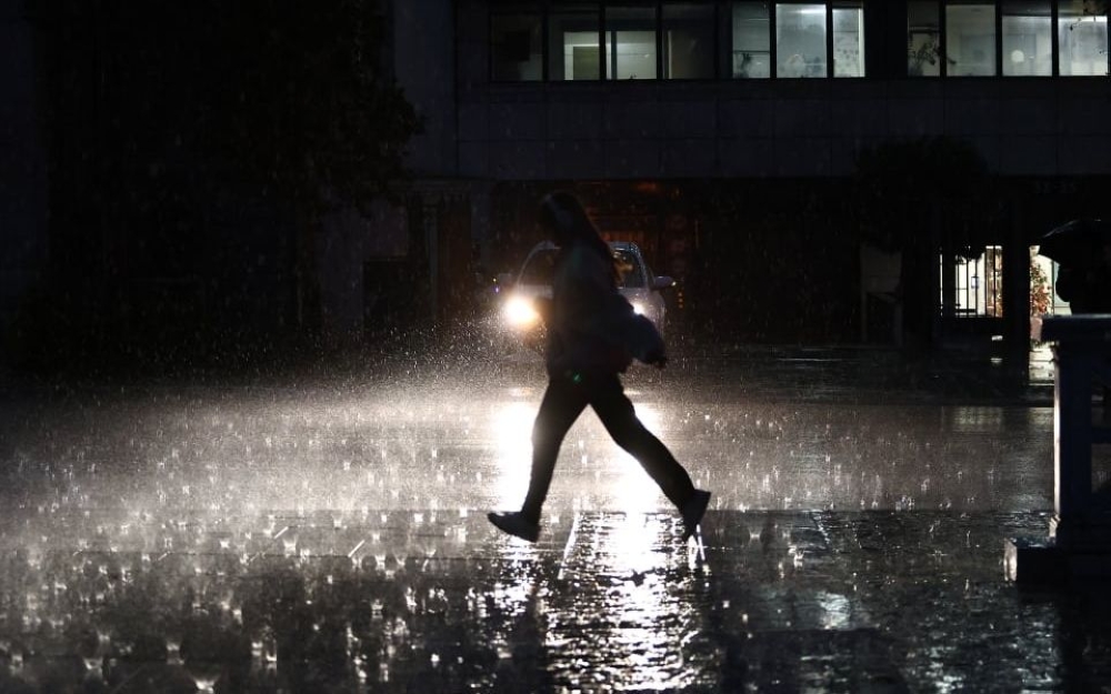 عاصفة-قوية-تضرب-أجزاء-من-اليونان-تعطل-المرور-وتغلق-المدارس