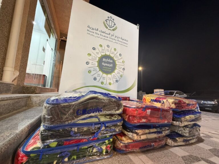 بـ-2160-بطانية.-“حزم-أم-الساهك”-تؤمن-شتاء-416-أسرة