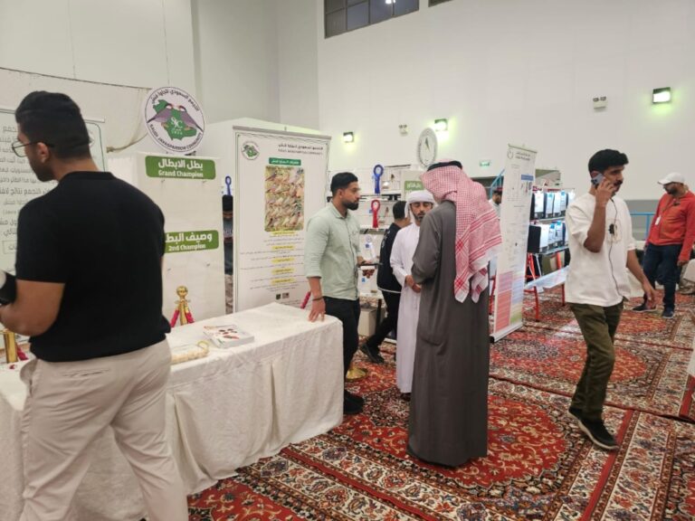 صور-|-250-طير-بادجي-تتنافس-في-القطيف.-والأسعار-تلامس-6-آلاف-ريال