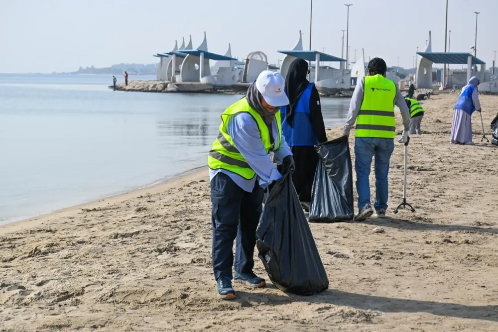 صور|-حملة-بيئية-لتنظيف-شاطئ-الصدف-بالظهران
