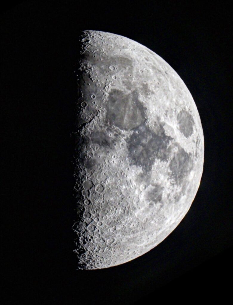 مشهد-فلكي-لافت.-قمر-رجب-يدخل-طور-التربيع-الأول-بسماء-الحدود-الشمالية