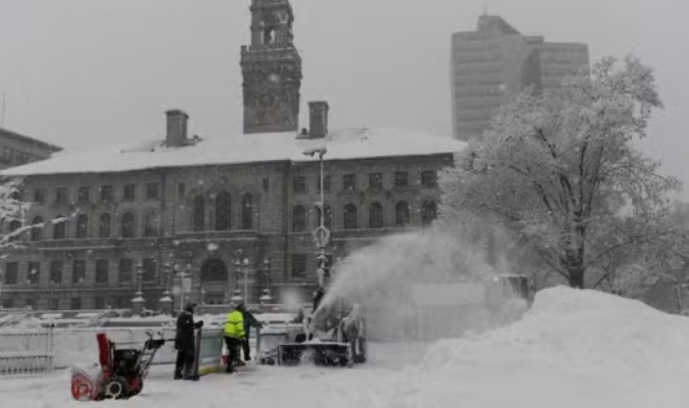 عواصف-ثلجية-تضرب-أمريكا وإلغاء-وتأخير-آلاف-الرحلات-في-المطارات