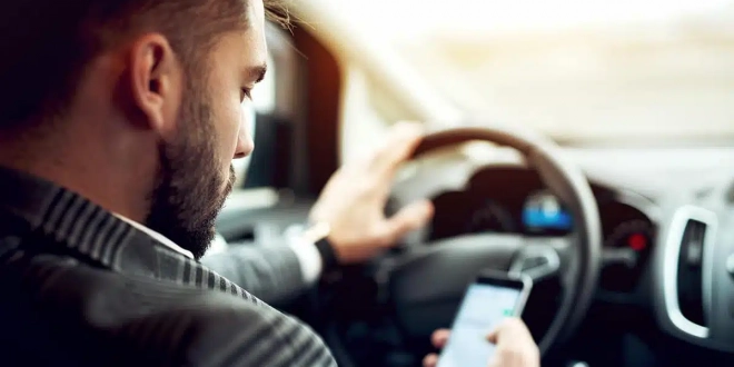 فلوريدا-تدرس-قانونًا-صارمًا-يمنع-حمل-الهاتف-أثناء-القيادة-بالكامل