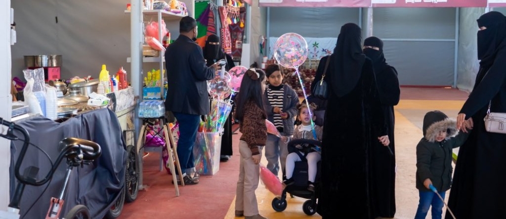 “السدو”-والرسم-والتطريز.-الحرف-اليدوية-تتألق-في-مهرجان-تمور-الجوف