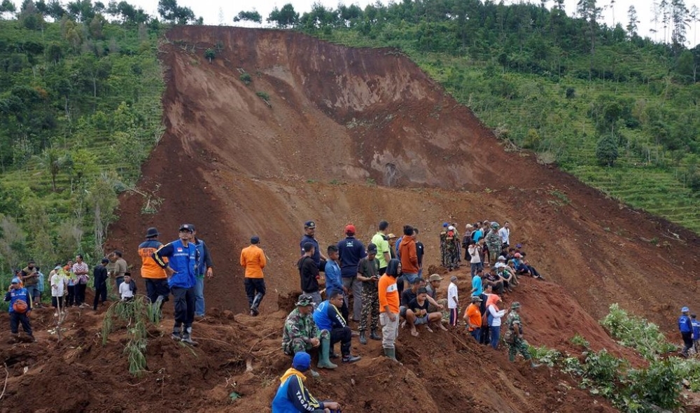 ارتفاع-ضحايا-انهيار-التربة-في-إندونيسيا-إلى-74-قتيلًا.-والبحث-مستمر