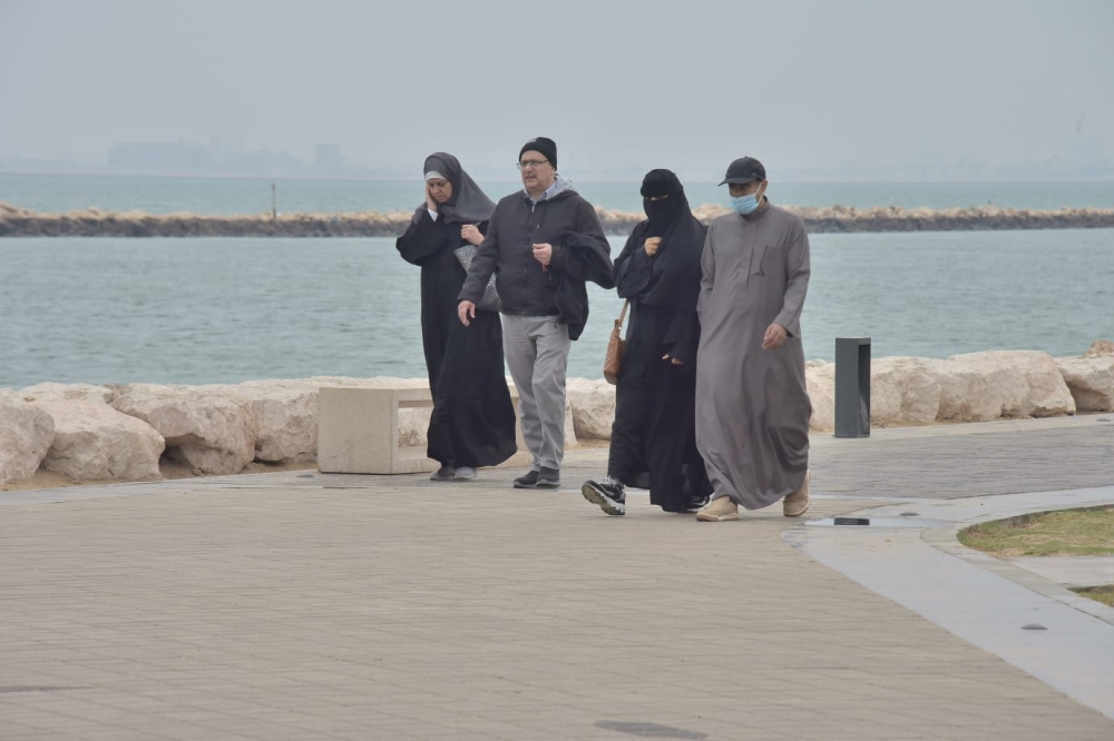 صور|-أمطار-الشرقية-تجذب-العوائل-إلى-الواجهات-البحرية