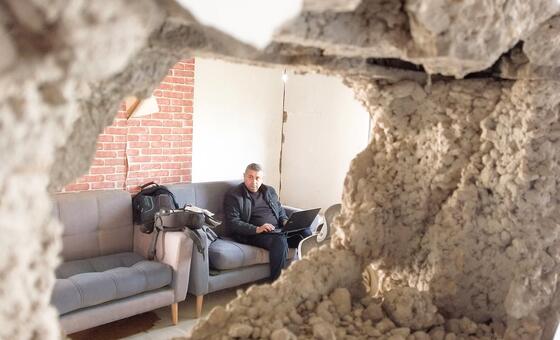 أثير-يخرج-من-بين-الركام-–-الإذاعة-في-غزة