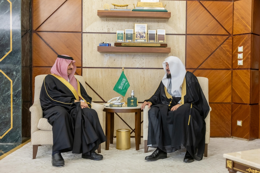 أمير-الشرقية-يستقبل-فضيلة-الدكتور-عبد-الإله-الملا-بمناسبة-تكليفه-بالفتوى-في-المنطقة