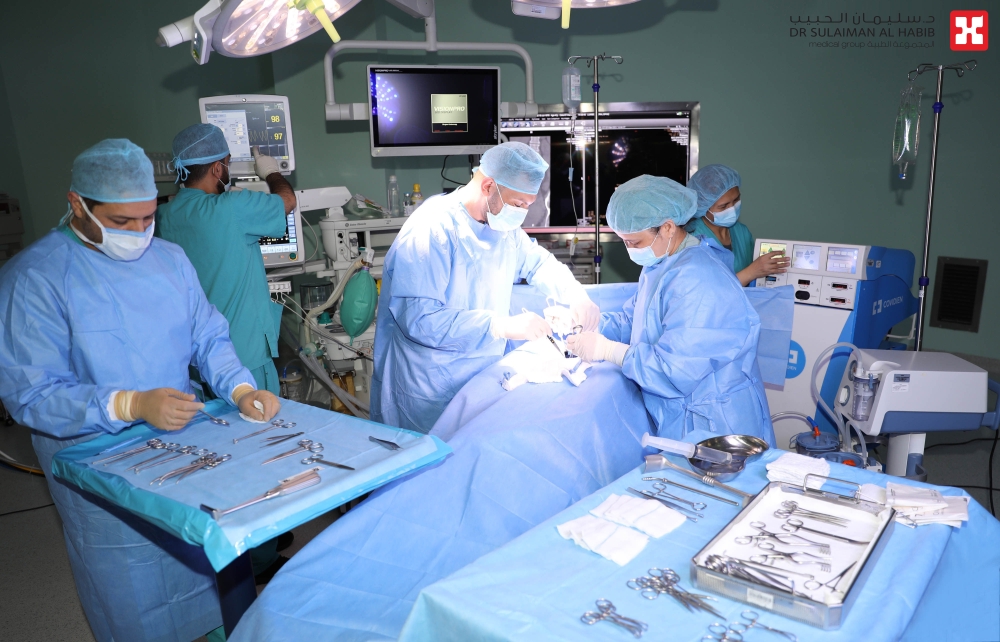 مستشفى-الدكتور-سليمان-الحبيب-بالخبر-يُجري-جراحة-طارئة-لإنقاذ-حياة-ستينية-تعاني-انسداد-حاد-بالشريان-التاجي-وإرتجاع-الصمام