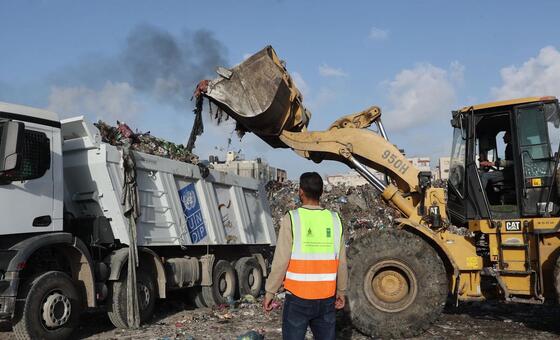 الأمم-المتحدة-تبدأ-إزالة-370-ألف-طن-من-النفايات-وسط-غزة-–-“بريق-أمل-للسكان”