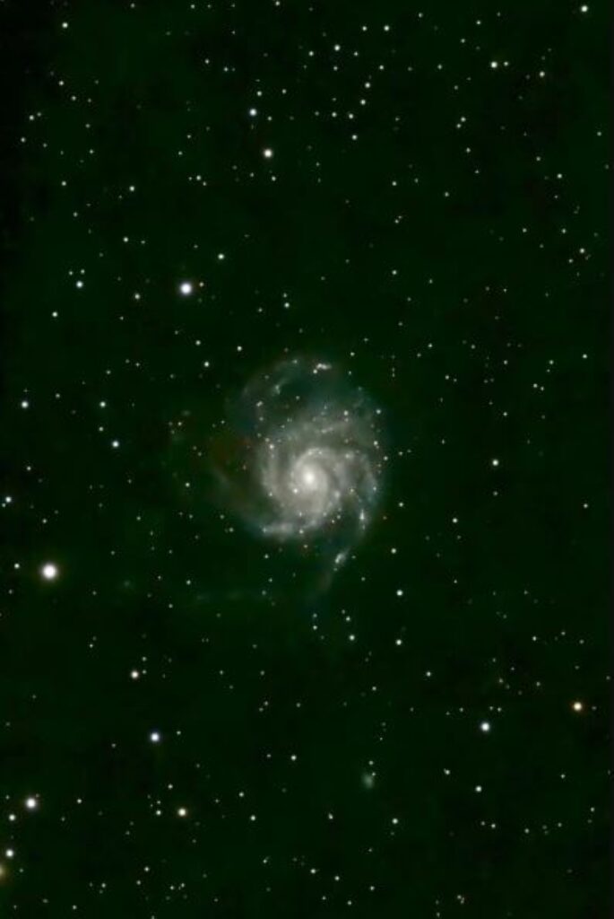 تفوق-“درب-التبانة”-حجمًا.-رصد-مجرة-“دولاب-الهواء”-في-سماء-السعودية