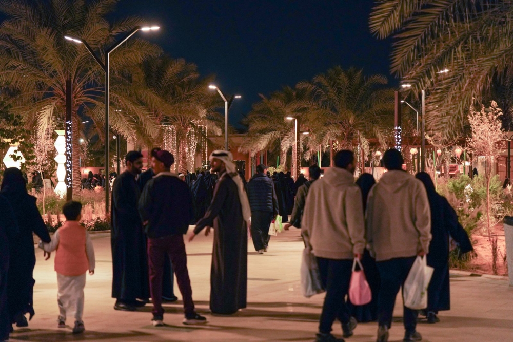 تزامنًا-مع-رمضان.-إقبال-كبير-على-شراء-التمور-في-“قرية-النخيل”-بالأحساء