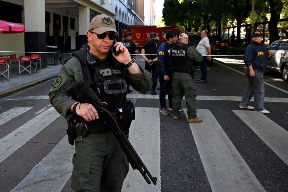إصابة-3-أشخاص-في-انفجار-طرد-مشبوه-بكلية-للشرطة-في-الأرجنتين