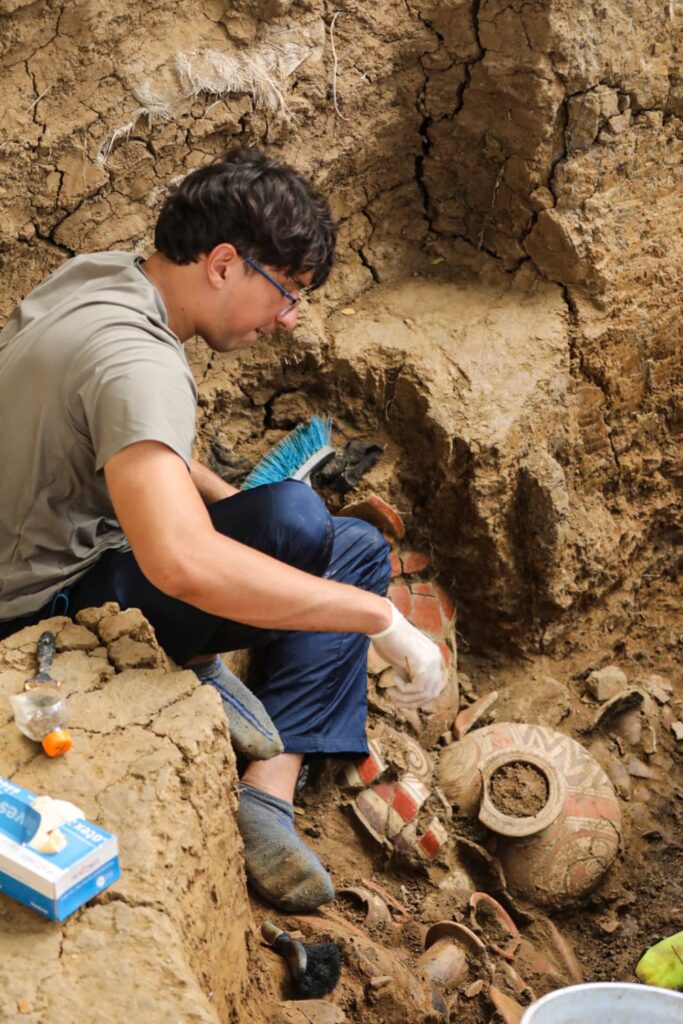 صور|-العثور-على-قبر-عمره-ألف-عام-في-بنما.-ملئء-بالذهب-والفخار