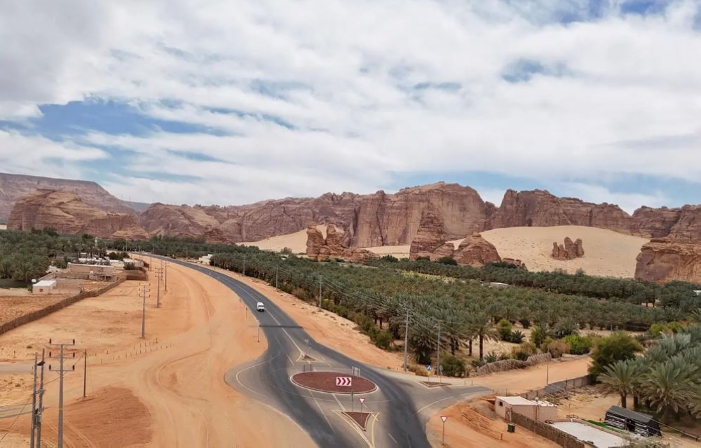 طرقات-العُلا.-لوحة-بصرية-تمتد-بين-التكوينات-الجبلية-وواحات-النخيل