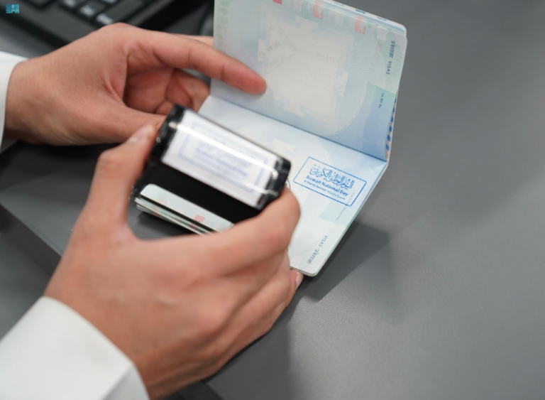 بختم-خاص.-“الجوازات”-تحتفي-باليوم-الوطني-الكويتي-في-المنافذ-الدولية