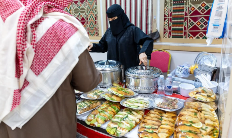 الأسر-المنتجة-في-الأسواق-الشعبية.-نكهات-رمضانية-تعكس-أصالة-الموروث