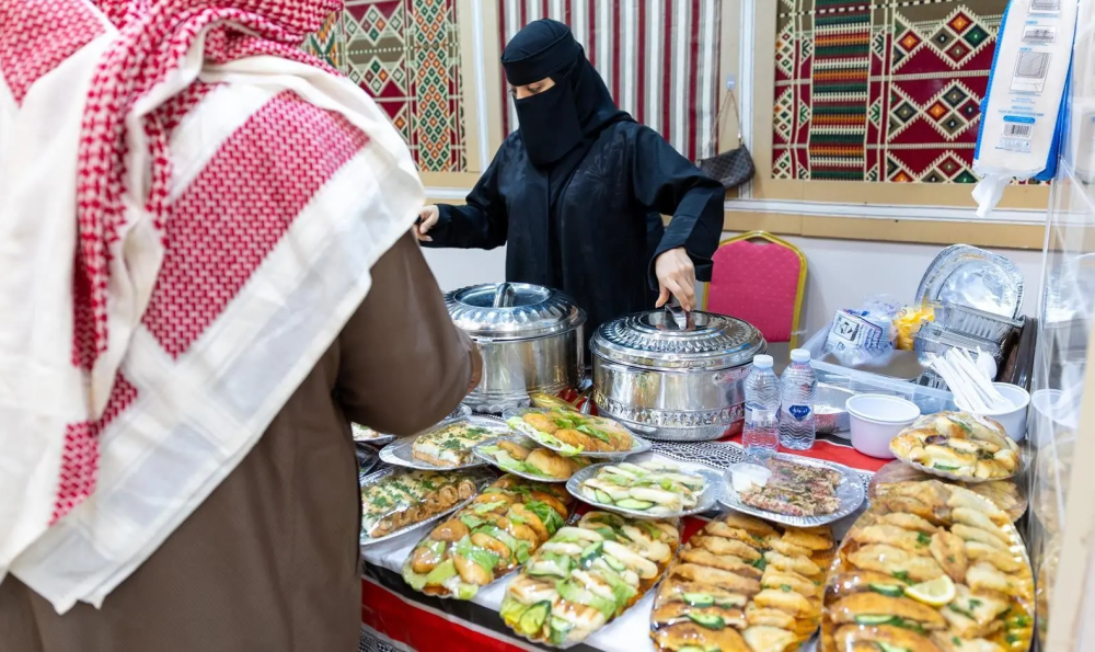 الأسر-المنتجة-في-الأسواق-الشعبية.-نكهات-رمضانية-تعكس-أصالة-الموروث