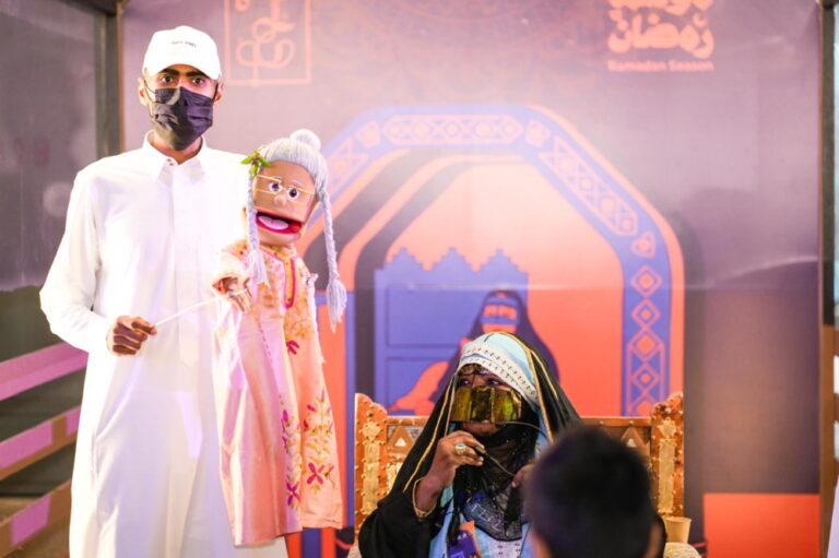 الحكواتي-ينافس-الشاشات-الذكية-ويخطف-أنظار-الأطفال-في-سوق-الحب-بالدمام