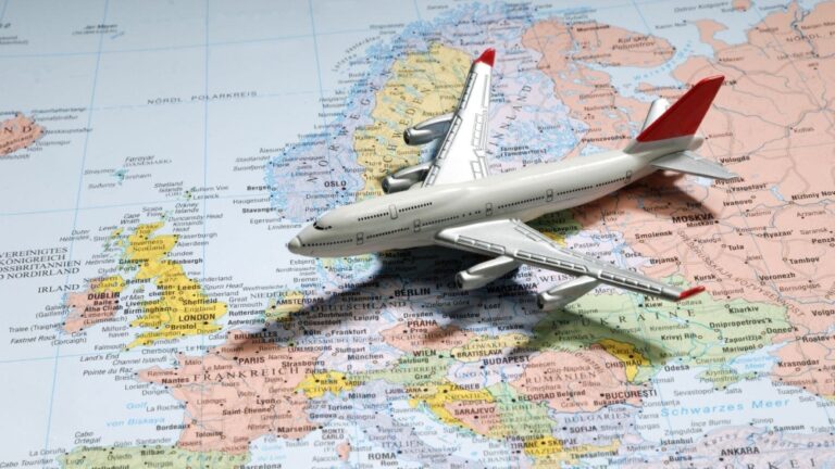 تعليق-الطيران-في-الخليج-يشل-حركة-مئات-الآلاف-من-المسافرين-حول-العالم