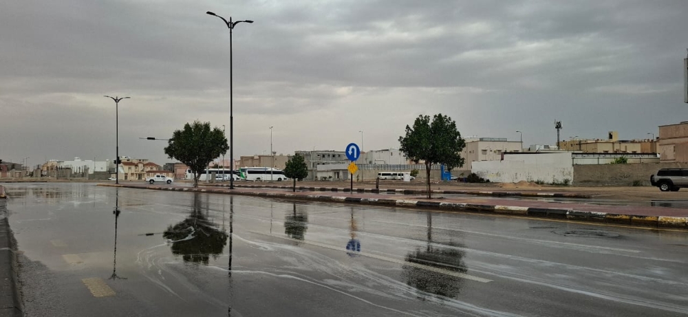 إنذار برتقالي بالأحساء.. أمطار وصواعق وانعدام للرؤية حتى المساء